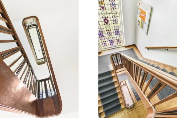 Trapportaal met houten leuning en glas-in-loodraam in een trappenhuis aan de Kleine Houtweg.